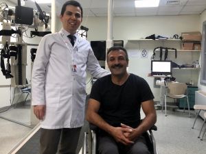Omurilik felci geçiren terör mağduru adam robotik cihaz ile ayağa kalktı