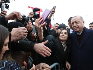 İsviçre’deki Türk vatandaşlarından Erdoğan’a coşkulu karşılama