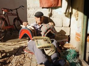 Mesleğini, minyatür semer yaparak yaşatıyor