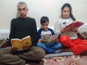 Veliler çocuklarıyla birlikte kitap okudu