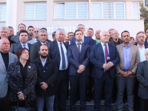 CHP’li yöneticilerden Urla Belediyesi önünde açıklama