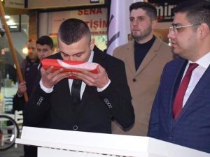 Atama yapılan başkana meydanda görev teslim edildi