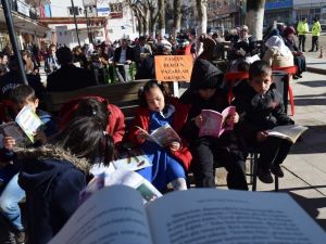 Pazarlar’da kitap okuma seferberliği