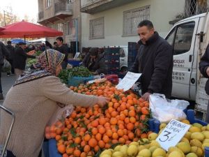 Soğuk havalar Denizli’de pazar tezgahlarını olumsuz etkiledi