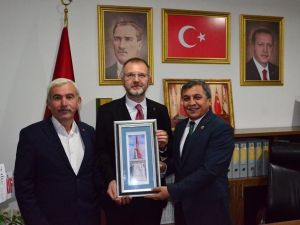 Başkan Arif Teke,  Ceyhun’a Şehit Sancaktar Anıtı’nın el yapımı tablosunu hediye etti