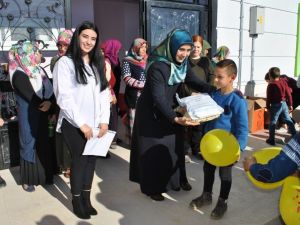 Binbir emekle ördüler, ilkokul öğrencilerine hediye ettiler