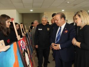 Kaymakamlık binasının girişi öğrencilerin eserleri ile dolup taşıyor