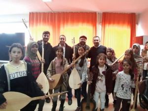 DPÜ’lü öğrencilerden ilkokula müzik sınıfı