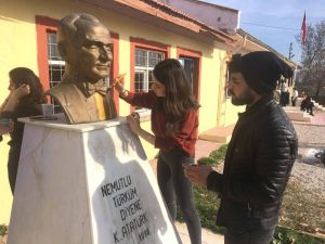 MCBÜ’lü öğrencilerden Düzlenli kardeşleri için anlamlı proje