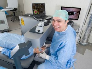 Prof. Dr. Mahmut Kaşkaloğlu: "Hekimin tecrübesi teknoloji kadar önemli"