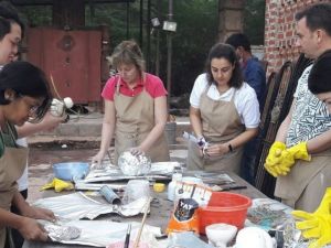 DPÜ’lü iki öğretim üyesi Hindistan’da seramik sempozyumuna katıldı