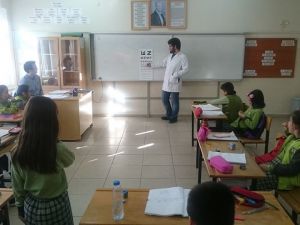 İlkokul öğrencilerine göz muayenesi
