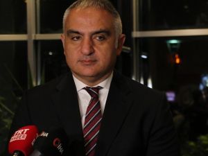 Bakan Ersoy, engelli sanatseverlerle birlikte ‘Lüküs Hayat’ı seyretti