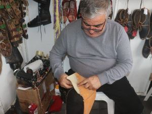 5 kuşaktır aile mesleğini sürdüren ’Çarıkların Efendisi’ Marmaris’te