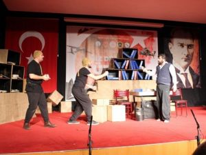 Tavşanlı’da ‘En Büyük Haber’ isimli tiyatro oyunu sergilendi