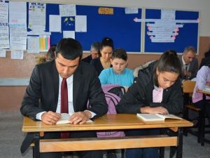 Selendi Kaymakamı Atak öğrencilerle kitap okudu
