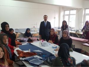 Altıntaş’ta giyim kursu aile ekonomisine katkı sağlıyor