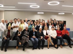 Radyoterapi gören hastalar ve doktorlarından erken yeni yıl kutlaması