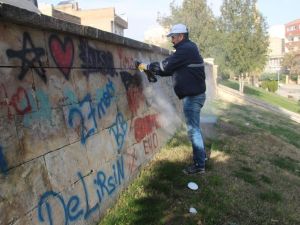 Duvarlara yazılan yazılar özel ekip tarafından siliniyor