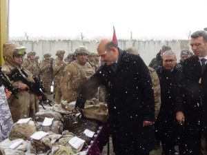 İçişleri Bakanı Soylu’dan kar altında görev yapan Mehmetçiğe ziyaret