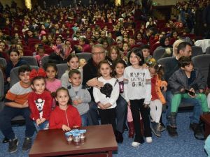 Başkan Çerçi miniklerle birlikte tiyatro izledi