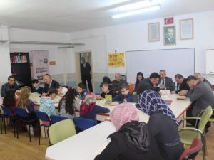 Köy okulunda kitap okuma etkinliği