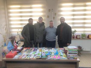 Mühendis adaylarından Gerenköy Ortaokuluna kitap bağışı