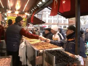 Yeni yıla saatler kala alışveriş hareketliliği sürüyor