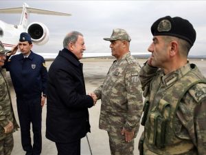 Bakan Akar’dan yeni yılın ilk saatlerinde Mehmetçiğe ziyaret