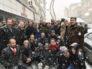 Bakan Soylu kar yağışı altında esnafı ziyaret etti
