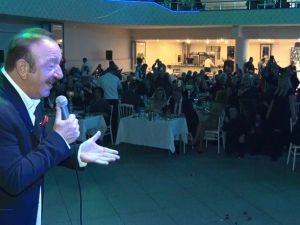 Nejat Alp 50. sanat yaşını sahnede kutladı