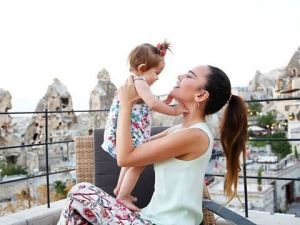 Gizem Zor ünlüleri ağırlamaya devam ediyor