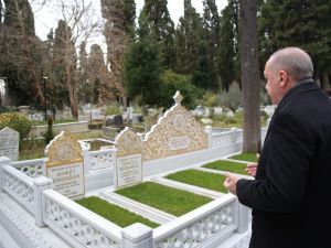 Cumhurbaşkanı Erdoğan anne ve babasının mezarını ziyaret etti