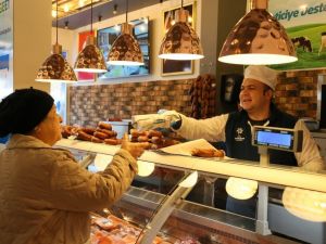 İzmirlilerden Halk Ege Et’ e yoğun ilgi