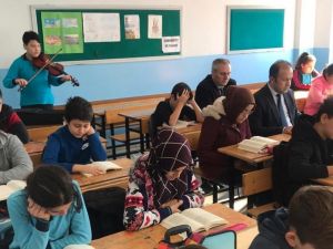 Keman eşliğinde kitap okudular