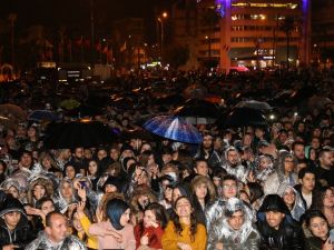 İskenderun’da yağmur altında Emre Aydın konseri