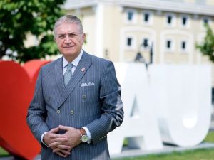 “Eğitimde hizmet ihraç edebilmek için markalaşmak zorundayız”