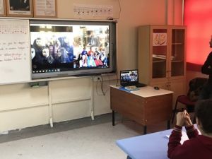 Ortaokul öğrencilerinden dünyaya gönül köprüsü