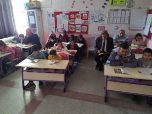 Çocuklarıyla aynı sırada kitap okuyorlar