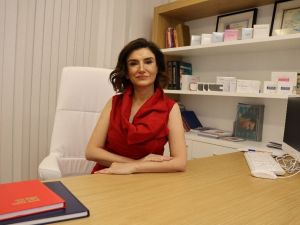 "İple asma yöntemi sarkan yanak ve çene görüntüsü için etkili bir yöntem"