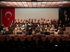 Akhisar Belediyesi THM Korosu ilk konserini verdi
