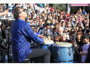 Ayhan Sicimoğlu Alaçatıyı Coşturdu