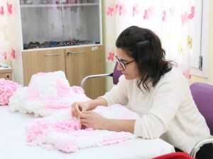 Şizofreni hastaları bu merkezde örgü örüp, spor yapıyor