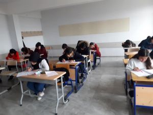 Her hafta deneme sınavı yapıyorlar