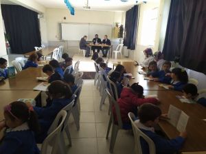 Çocuklarıyla aynı sırada kitap okuyorlar