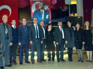 Emekli öğretmenler plaketle onurlandırdı