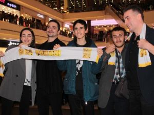 ‘Baba Parası’ filminin başrol oyuncuları hayranlarıyla buluştu