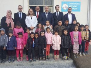 Eğitim gönüllüsü iki bayan öğretmen okulu baştan aşağı yeniledi