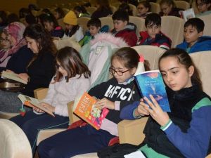 Hastanenin konferans salonunda kitap okudular