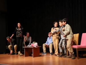 Turgutlu’da çocuk tiyatro ekibine büyük alkış